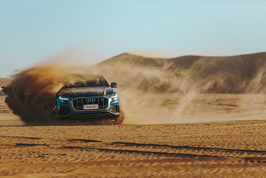 3. 在奇特壮美的大漠风光中，全新奥迪Q8一展强悍操控与野性魅力